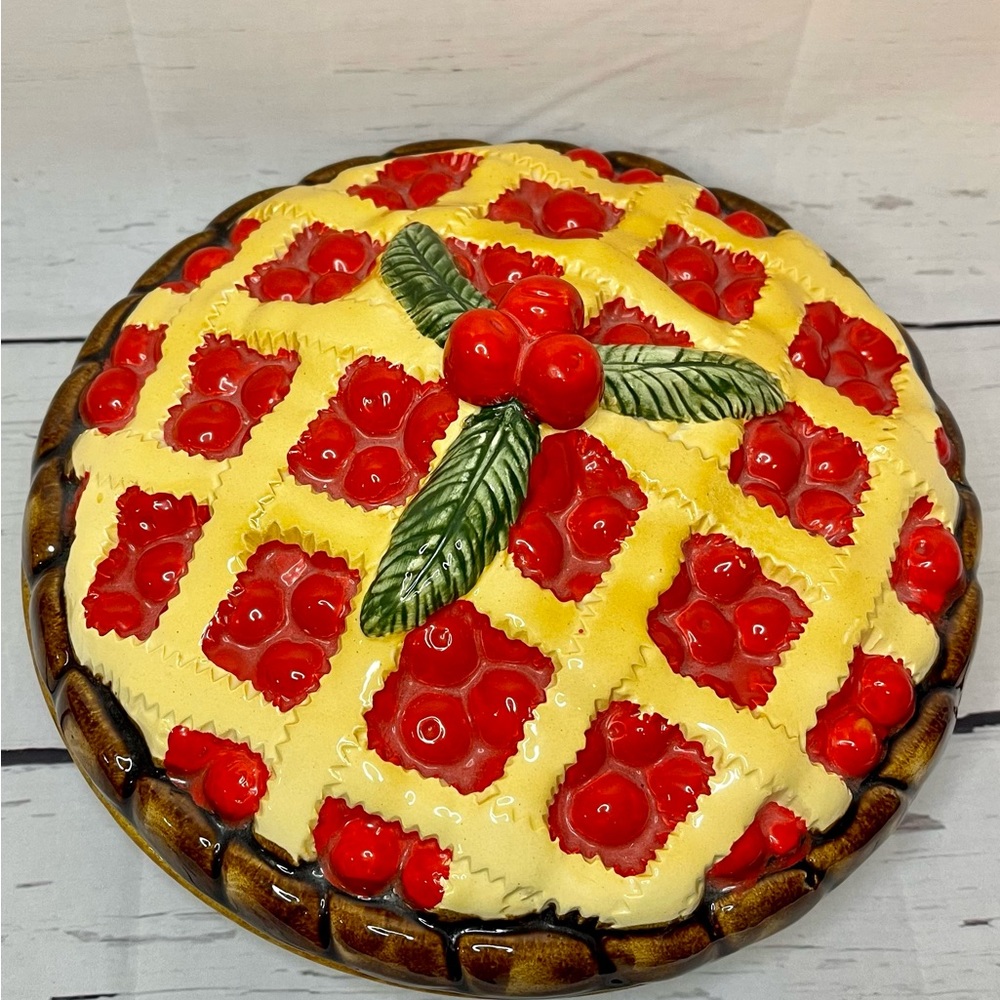 Vintage Cherry and lattice Decorative pie dish with lid